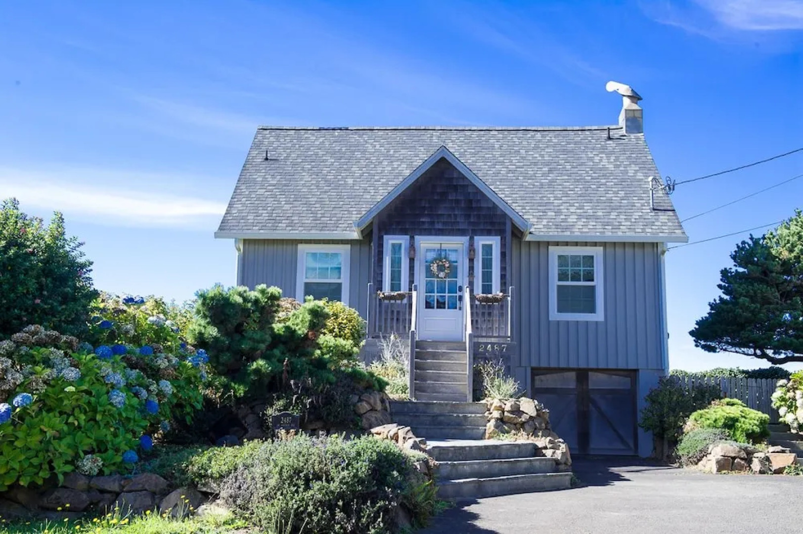 Sea Cliff 3 Br cottage by RedAwning