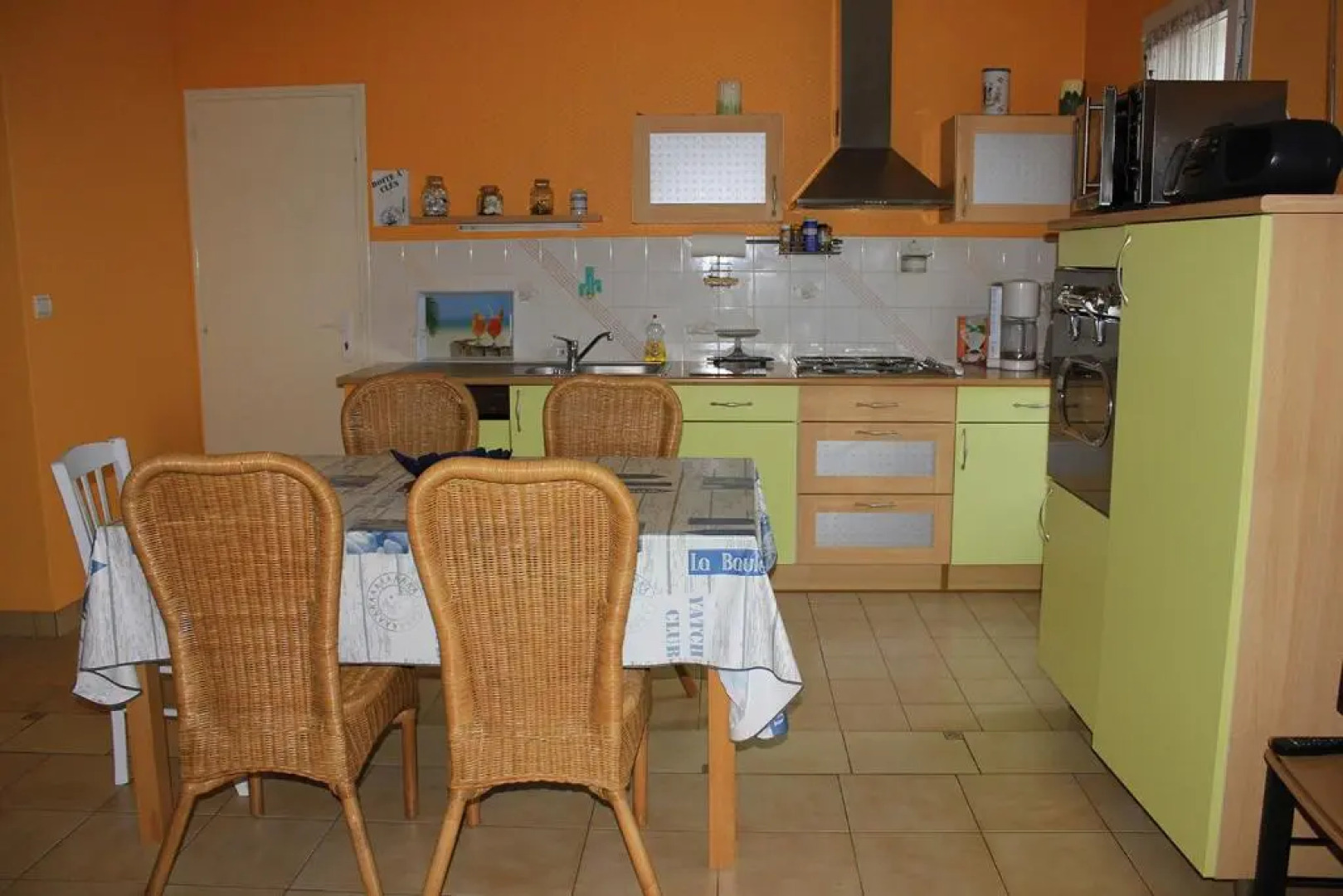 Une sympathique maison de vacances aux volets bleus