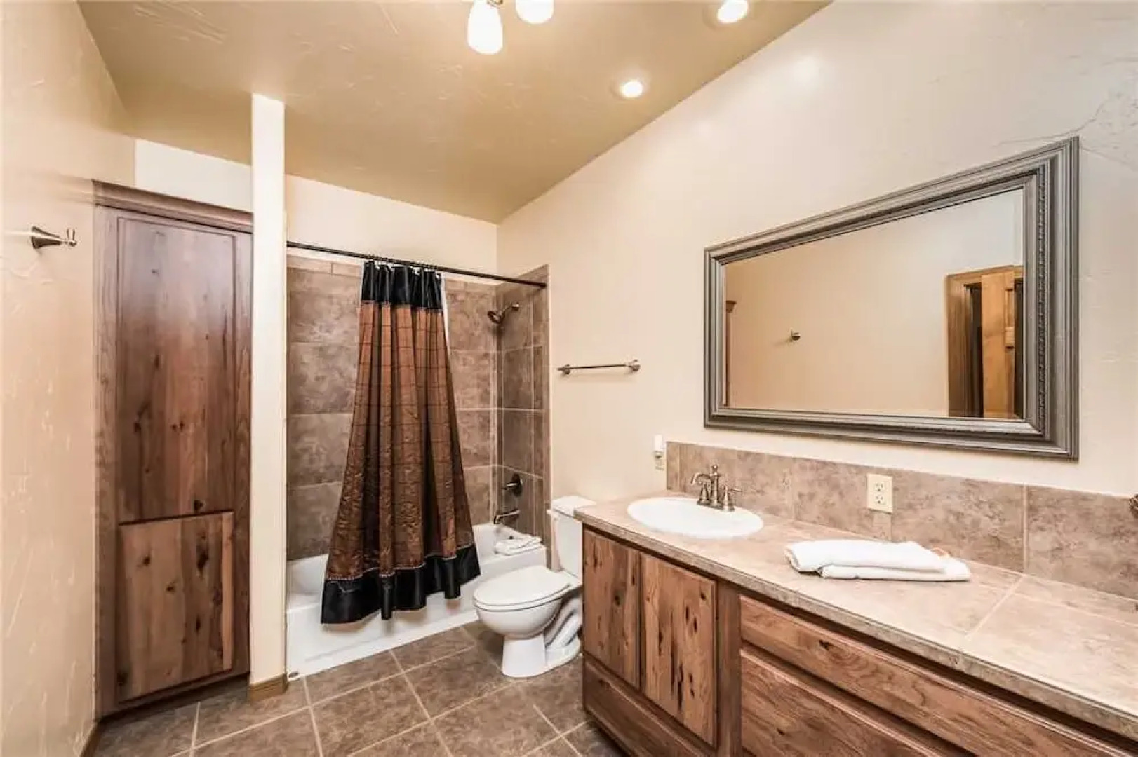 Mountain Views - Three Bedroom Cabin with Hot Tub