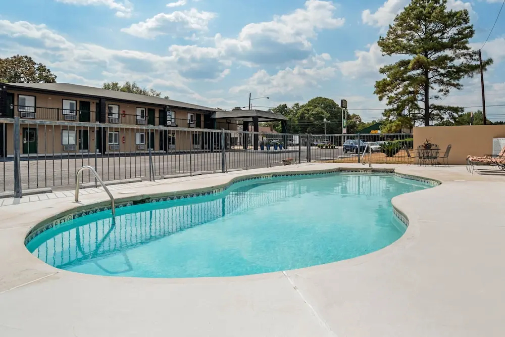 Super 8 by Wyndham Daleville/Fort Novosel