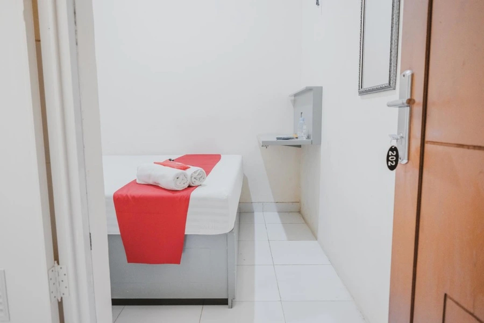 RedDoorz near CBD Ciledug