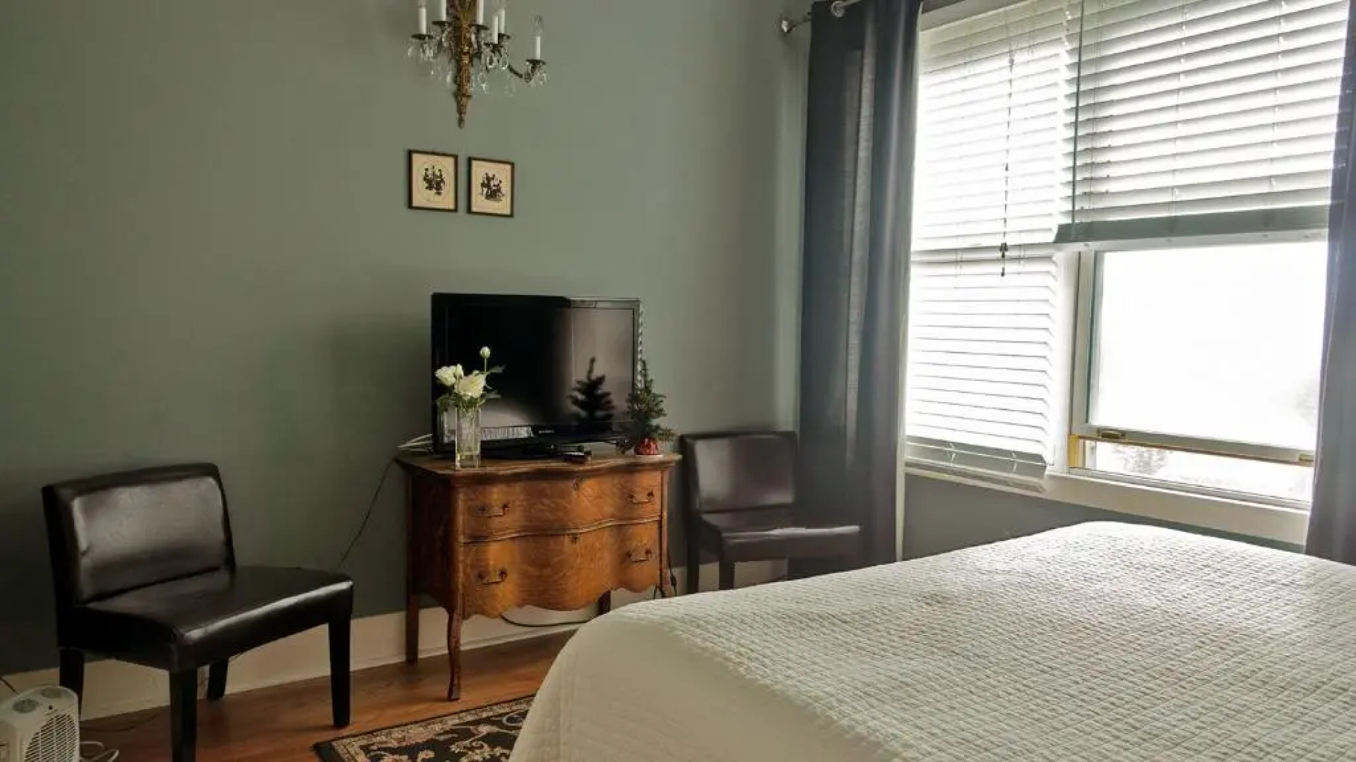 Cinnamon Bear Creekside Inn