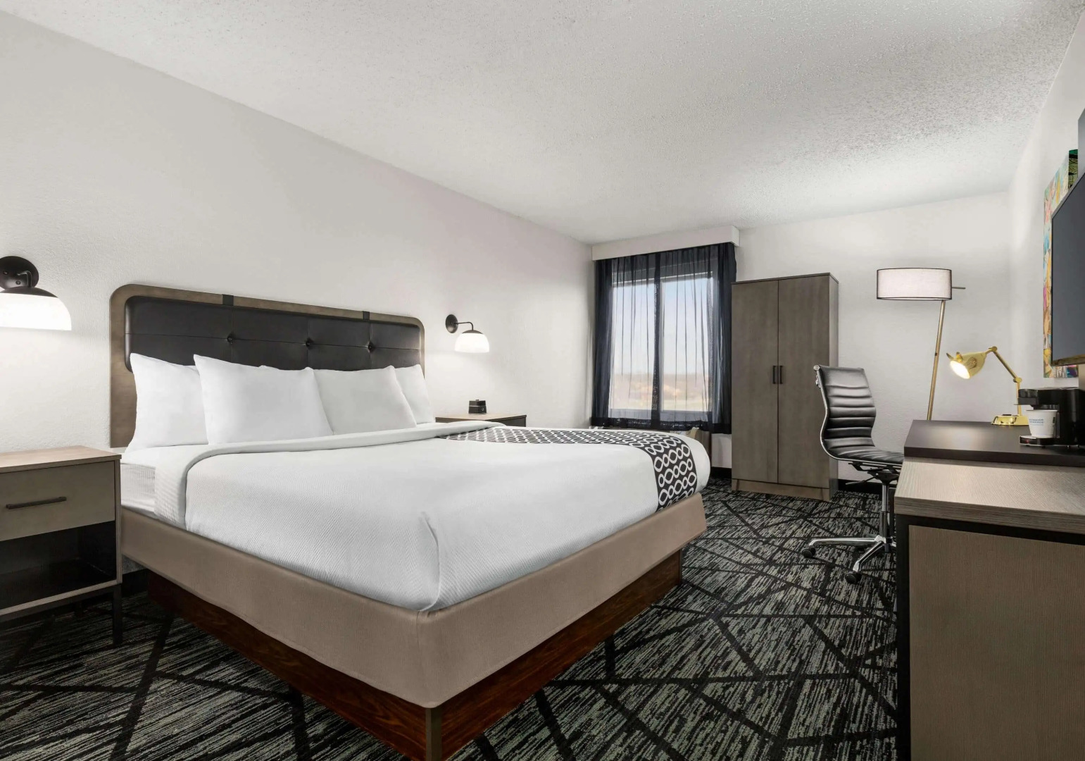 La Quinta Inn & Suites by Wyndham Cleveland Airport West