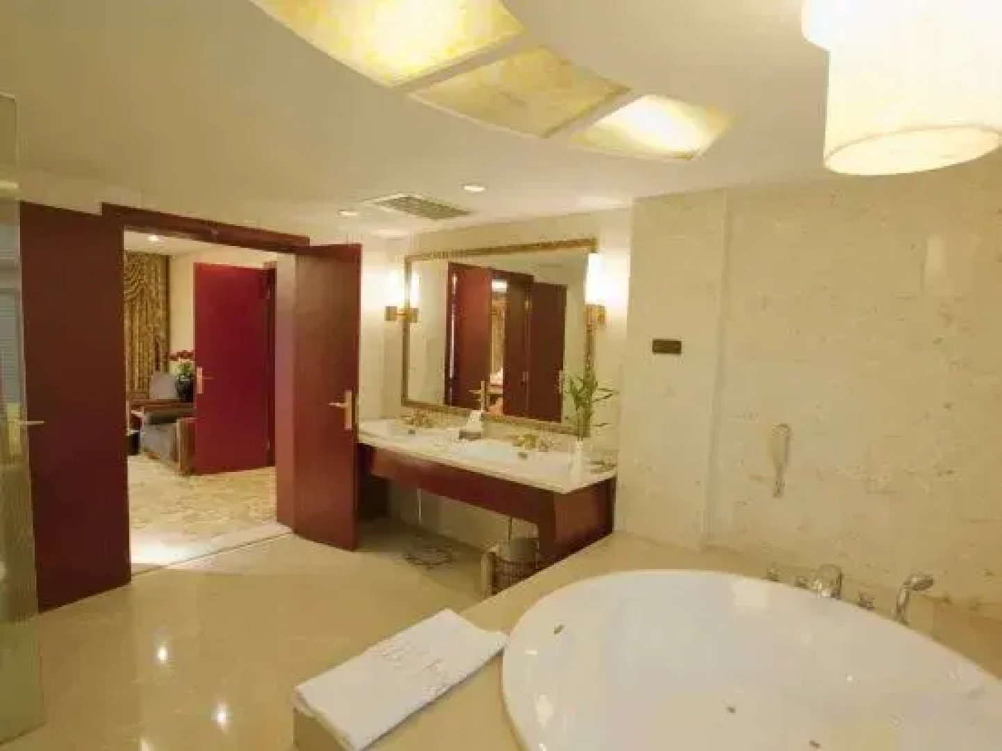 Shiwai Taoyuan Hotel