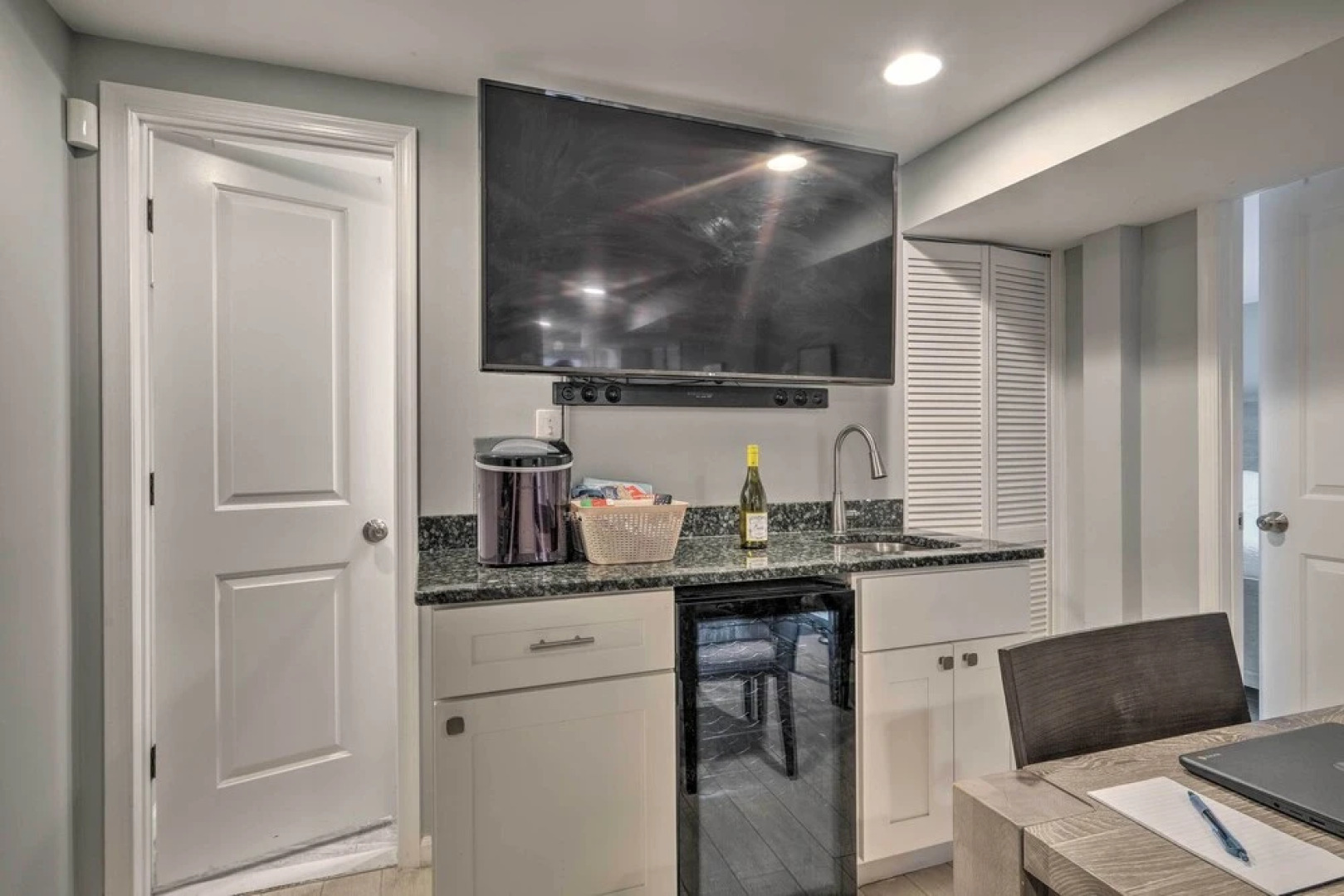 6 Mi to National Mall: Modern DC Apartment!