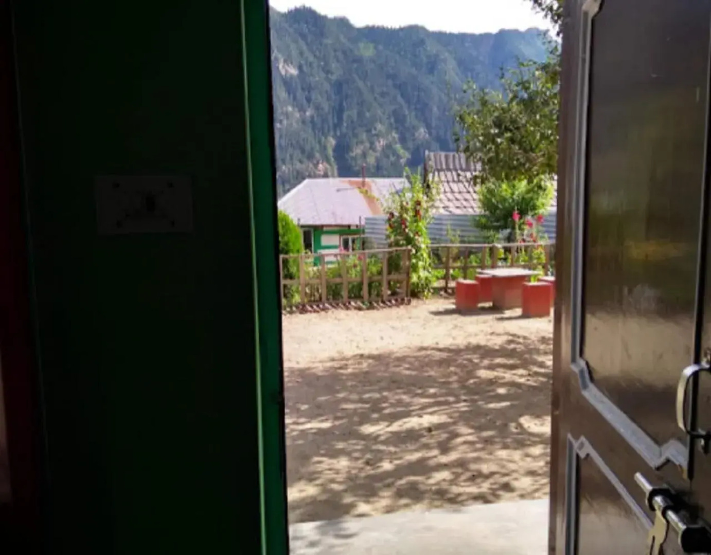 StayApart - Shruti Guest House