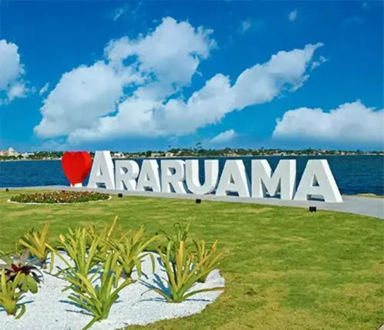 Suíte com varanda vista piscina