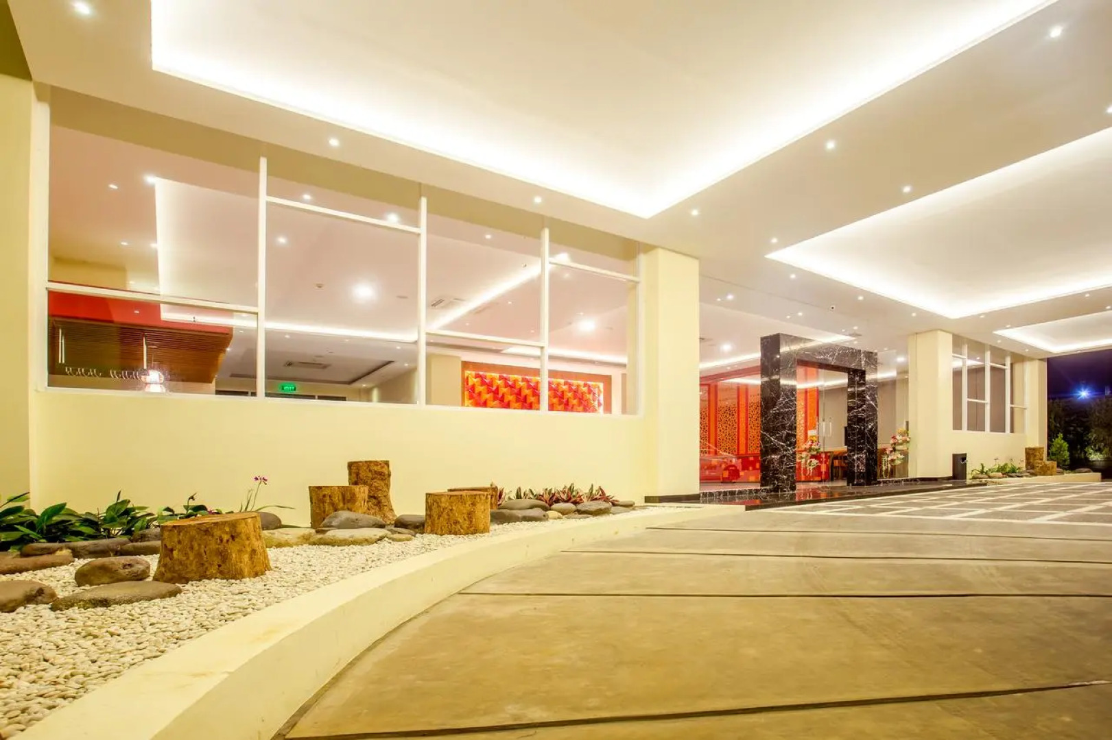 Front One Hotel Purwodadi