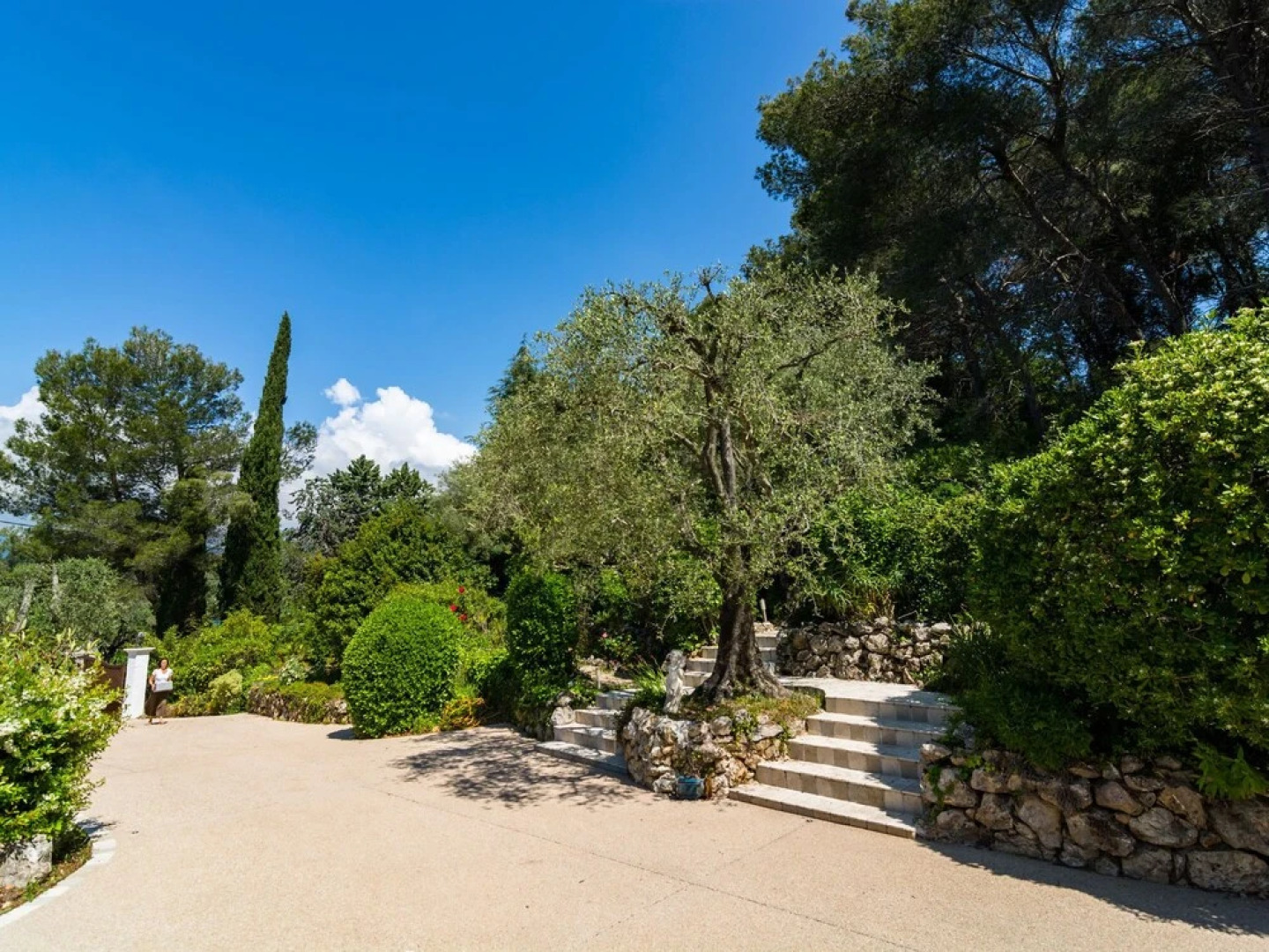 Spacious Villa in La Gaude With Swimming Pool