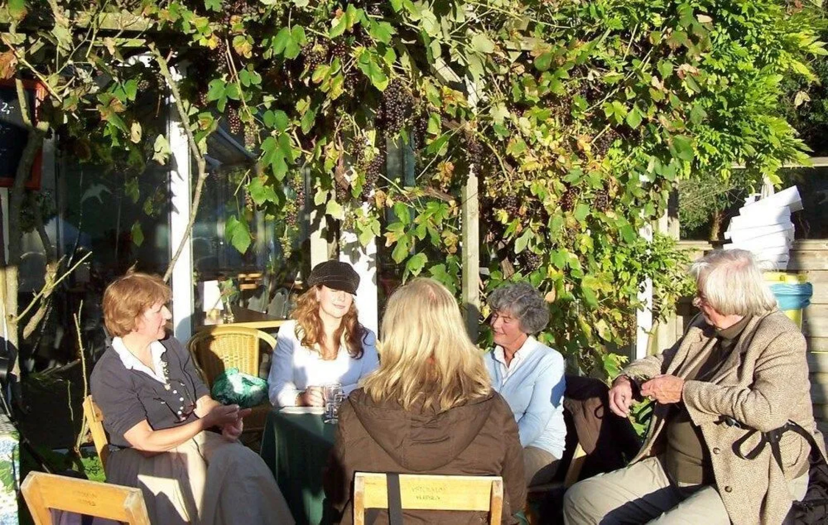 Green White Hotel Restaurant