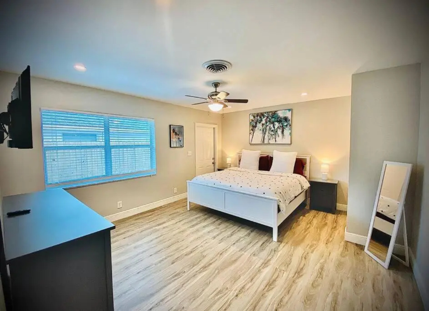 Secret Serenity! Roomy! Pool! 5 min from Beach!