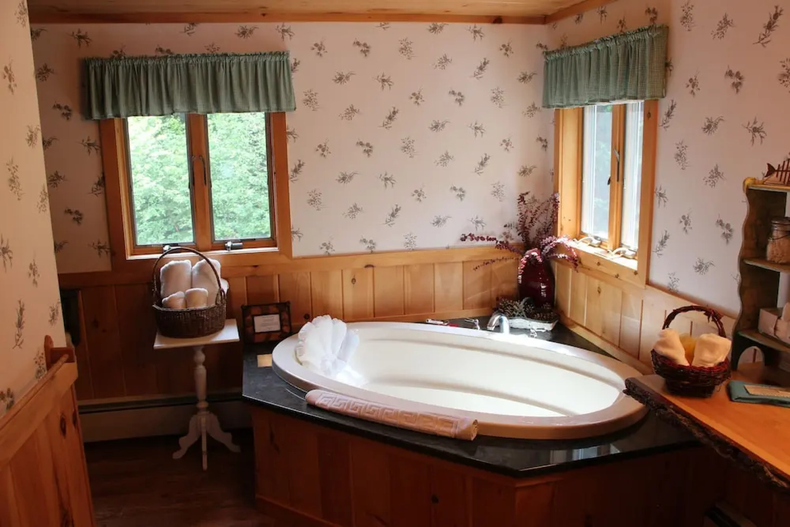 Kiwassa Lake Bed & Breakfast