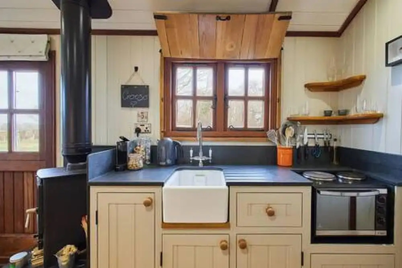 Host Stay Cwch Gwenyn