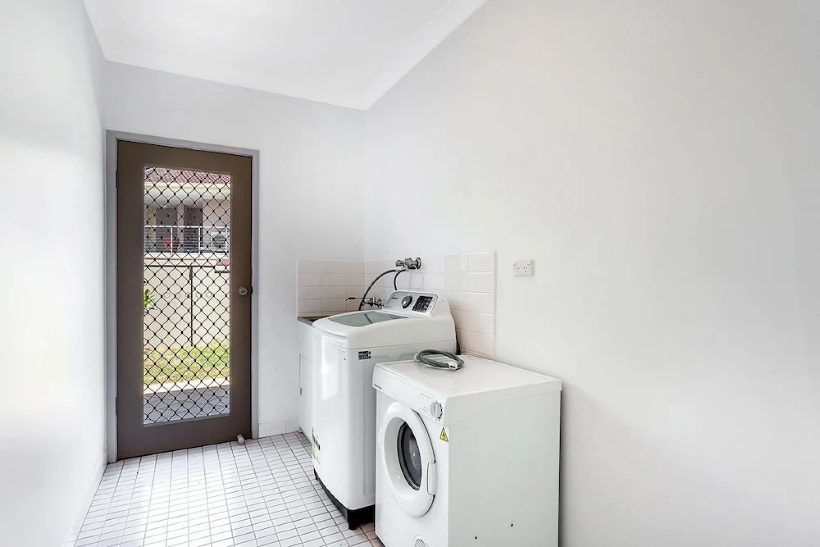 Ronald Avenue, Unit 2/36