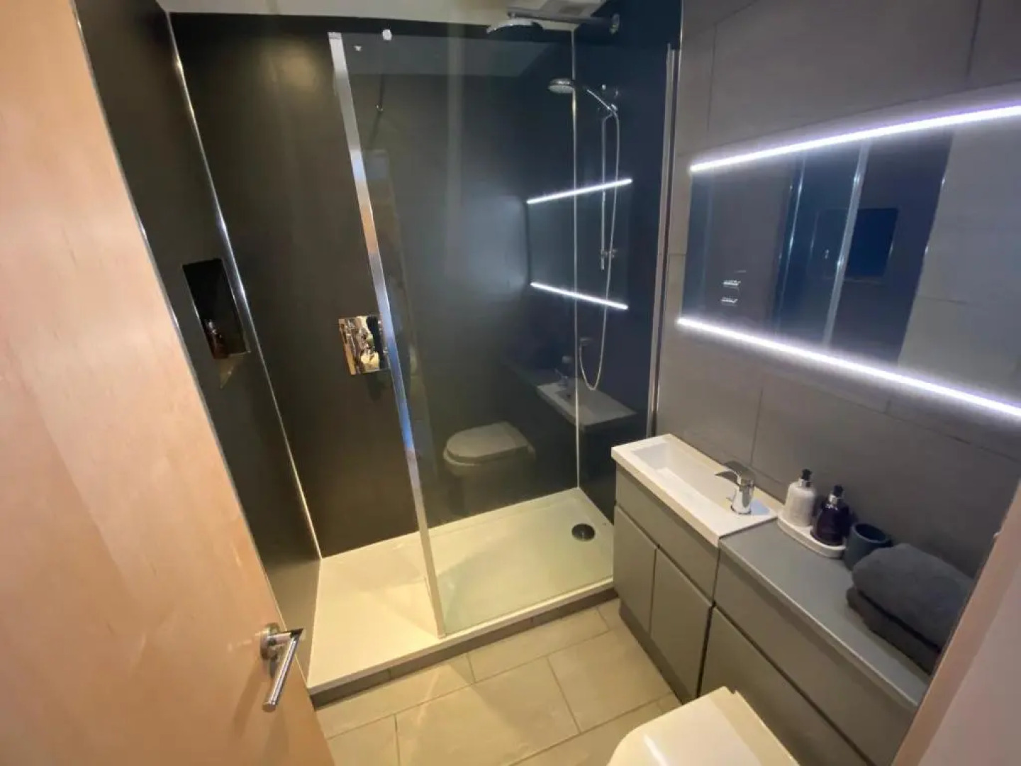 The Duplex Nairn- Spacious 3 Bedroom with sunny balcony