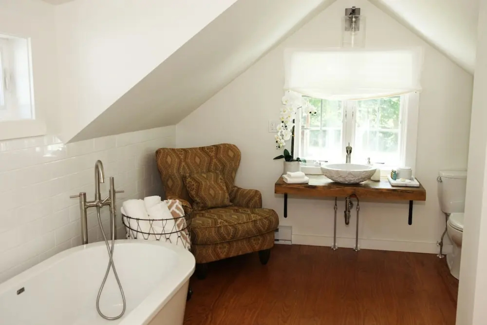 The Deacon & James Pharmacy B&B