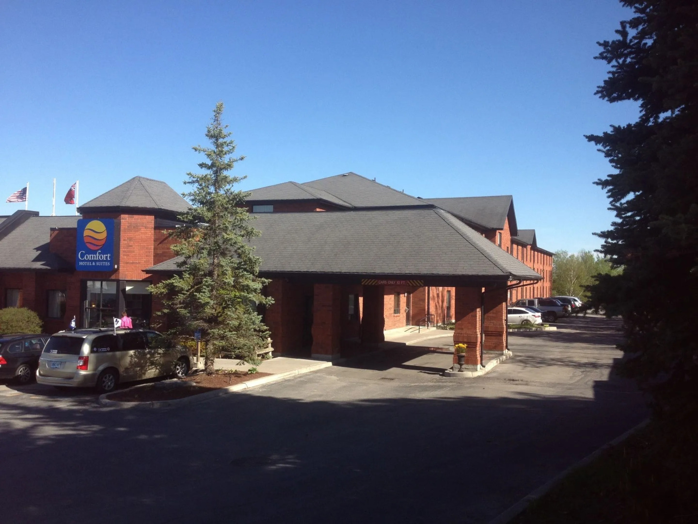 Comfort Hotel & Suites