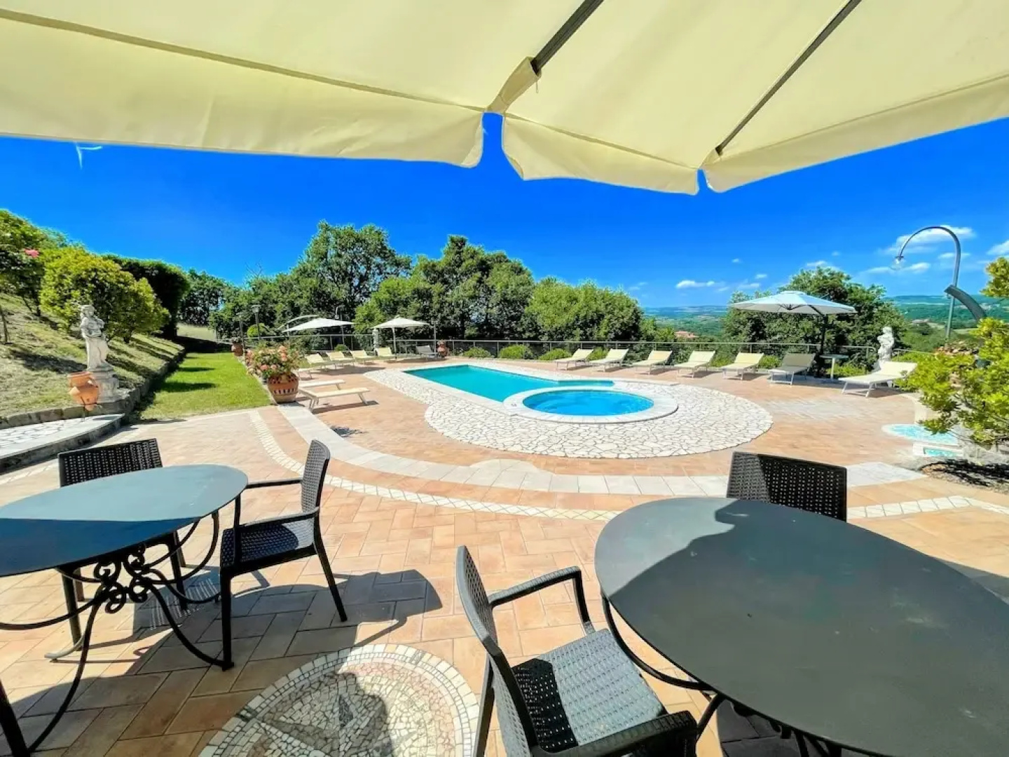 Charming Villa in Umbria - Sleeps 16 - Lake View - Pool, Jacuzzi and Events Room