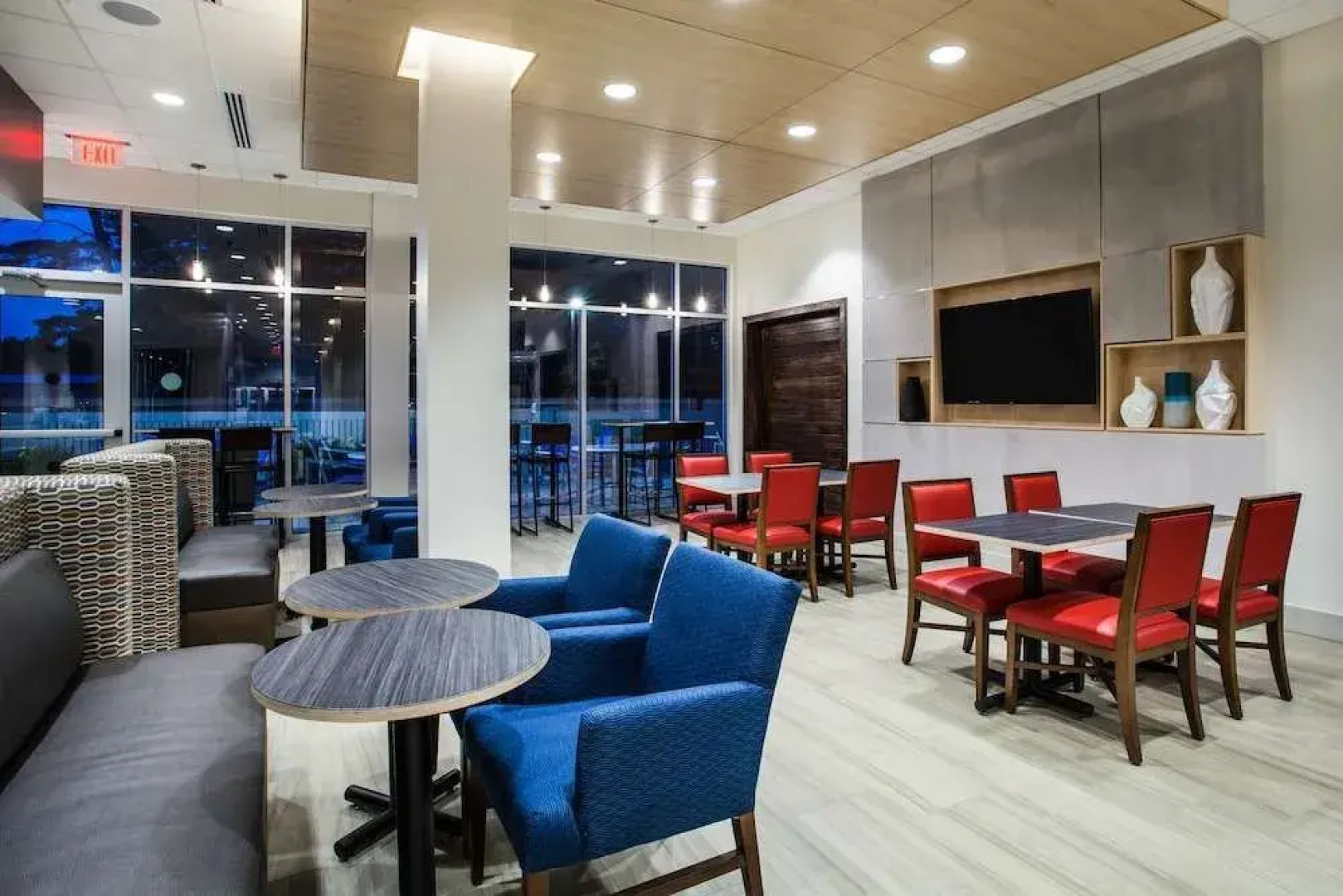 Holiday Inn Express & Suites Queensbury Lake George Area