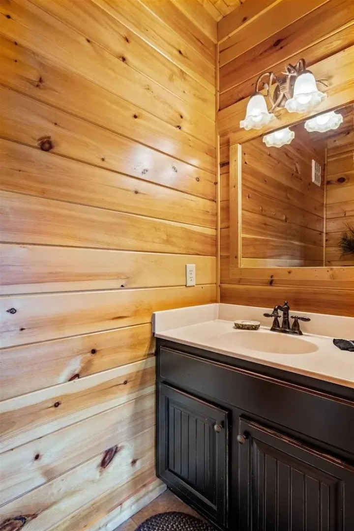 Paradise Point 4 Bedroom Cabin by RedAwning