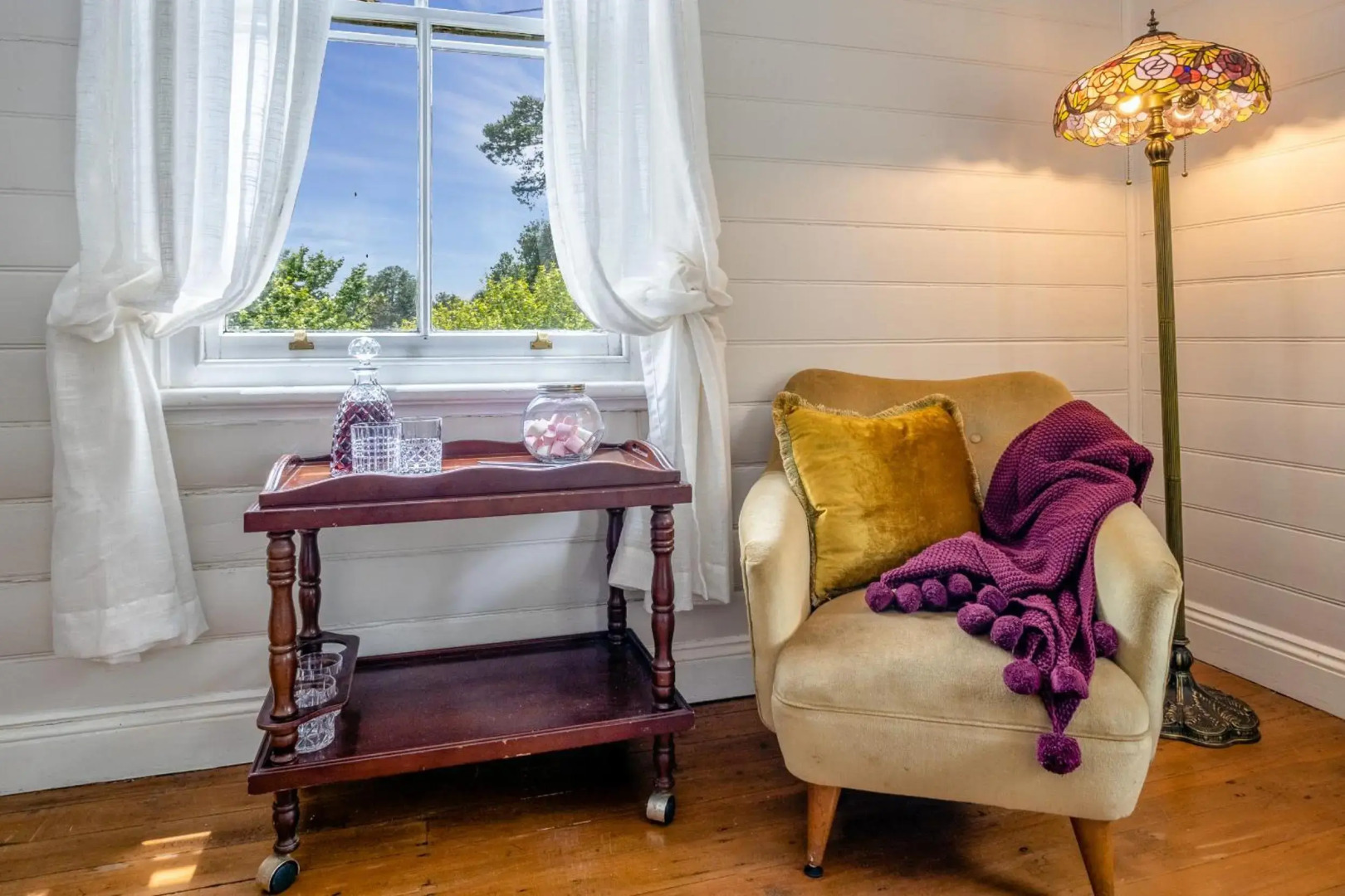 Pet friendly mountain cottage with indoor fireplace