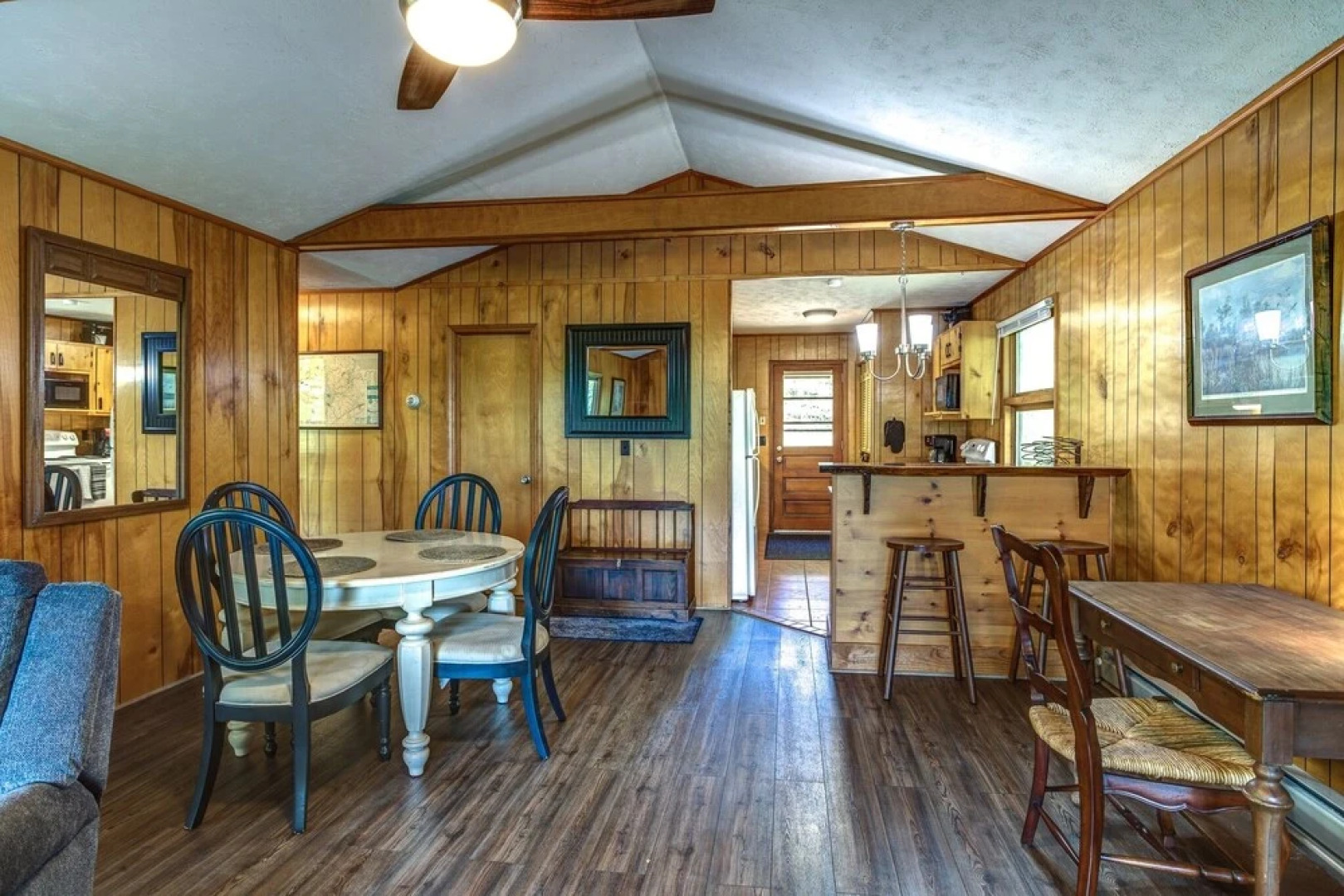 Alpine Walking Distance To App Ski 2 Bedroom Cottage by Redawning