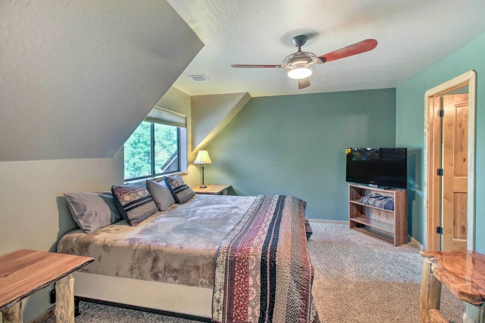 Outdoor Fireplace, Gas Grill: Luxe Heber Cabin!