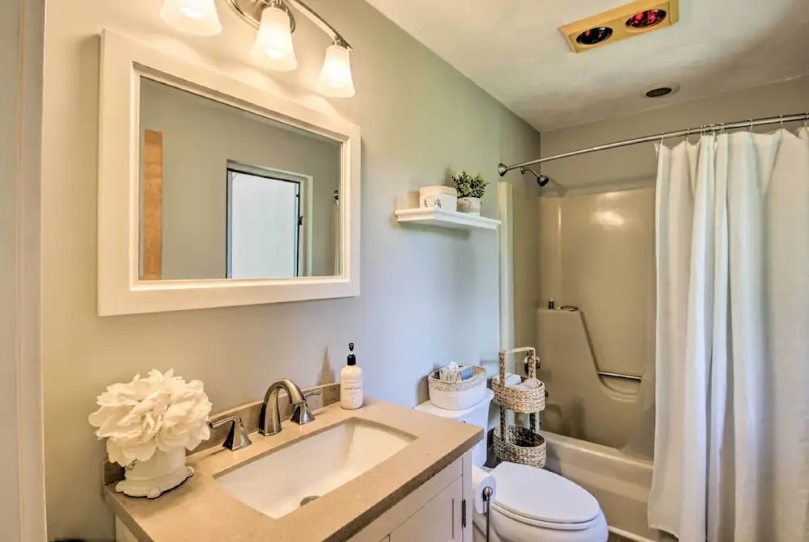 Bartlett Condo w/ Mtn-view Deck < 1 Mi to Skiing!