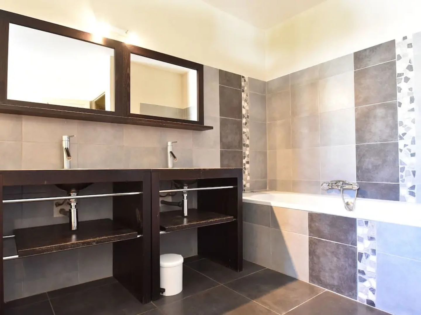 Spacious Villa in Vaison-la-Romaine with Swimming Pool