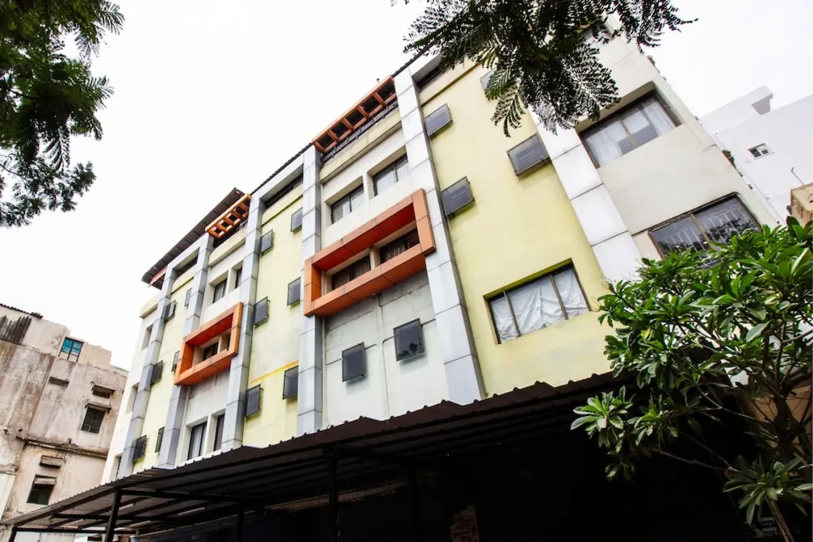 OYO 737 Hotel Manny'S Palace