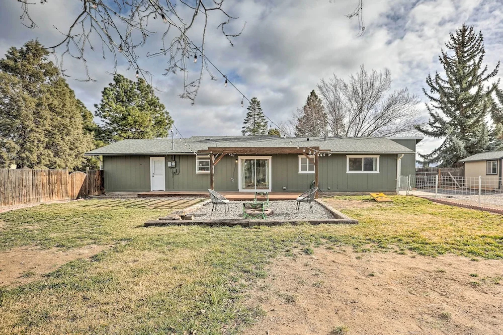 Relaxing Redmond Retreat: Golf, Hike & Ski!