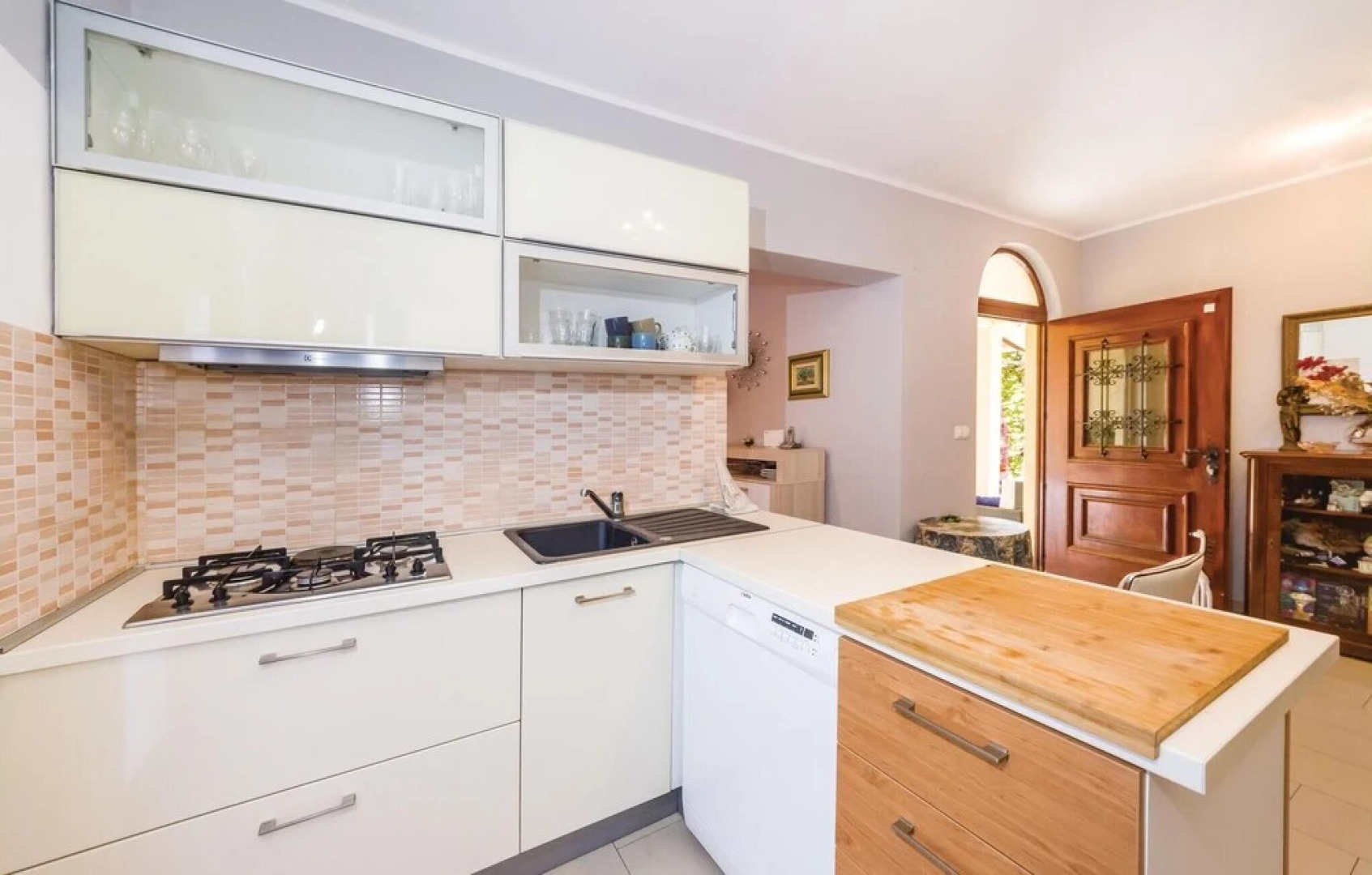 Nice Home in Ljubac with WiFi, 6 Bedrooms & Hot Tub