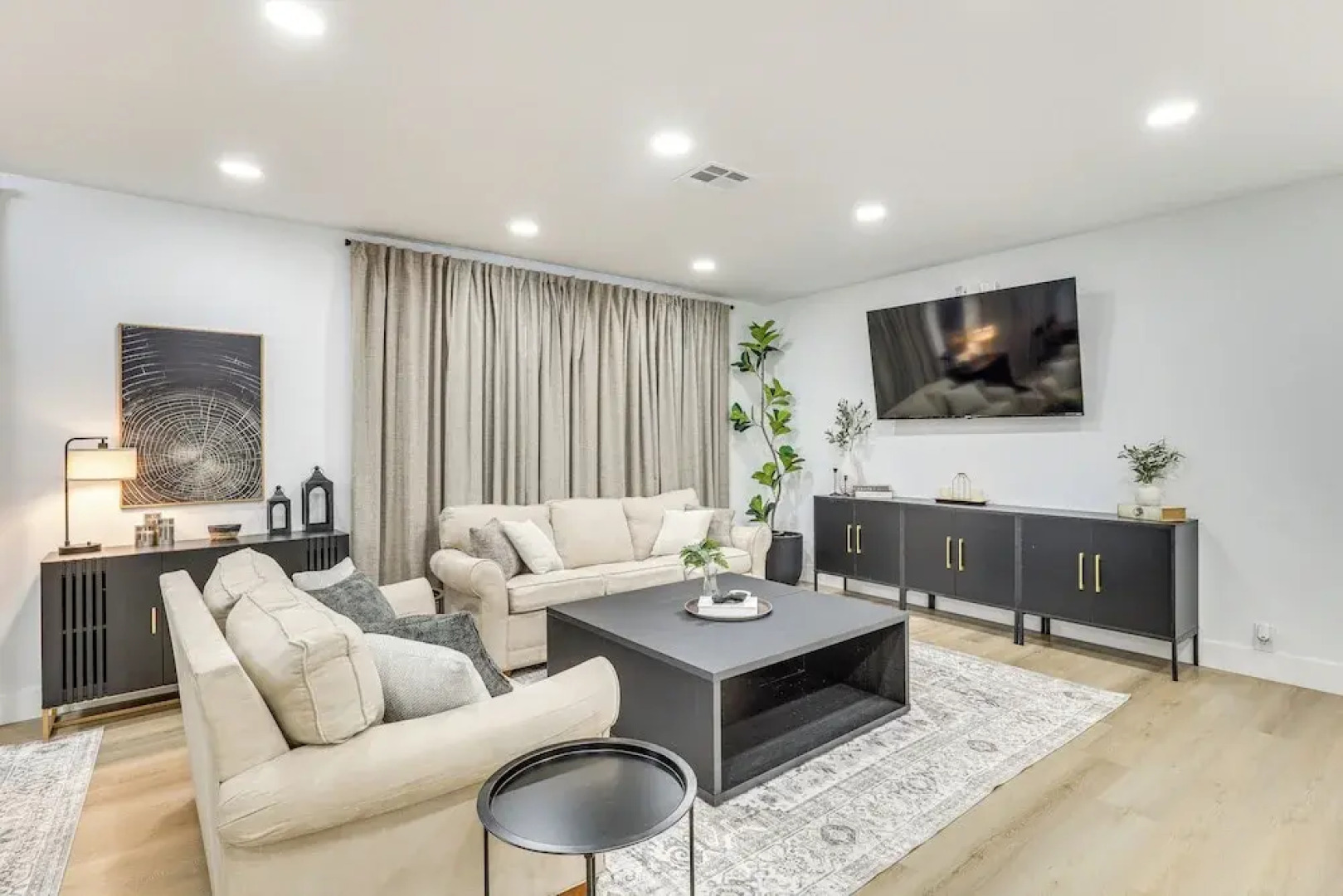 Walk to City Center: Modern Coral Springs Getaway