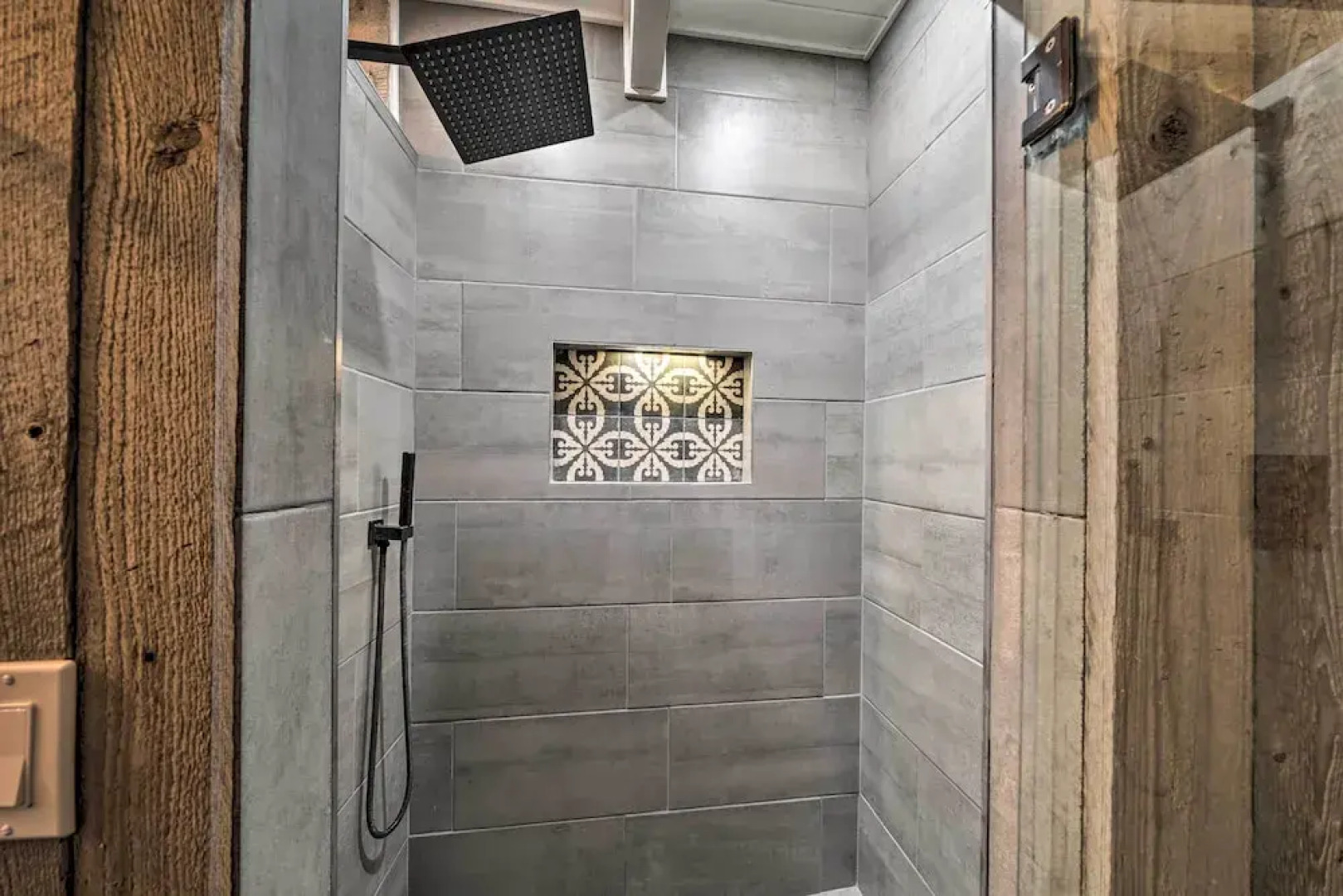 Chic Alpine Hideaway: Hiking, Skiing + Exploring!