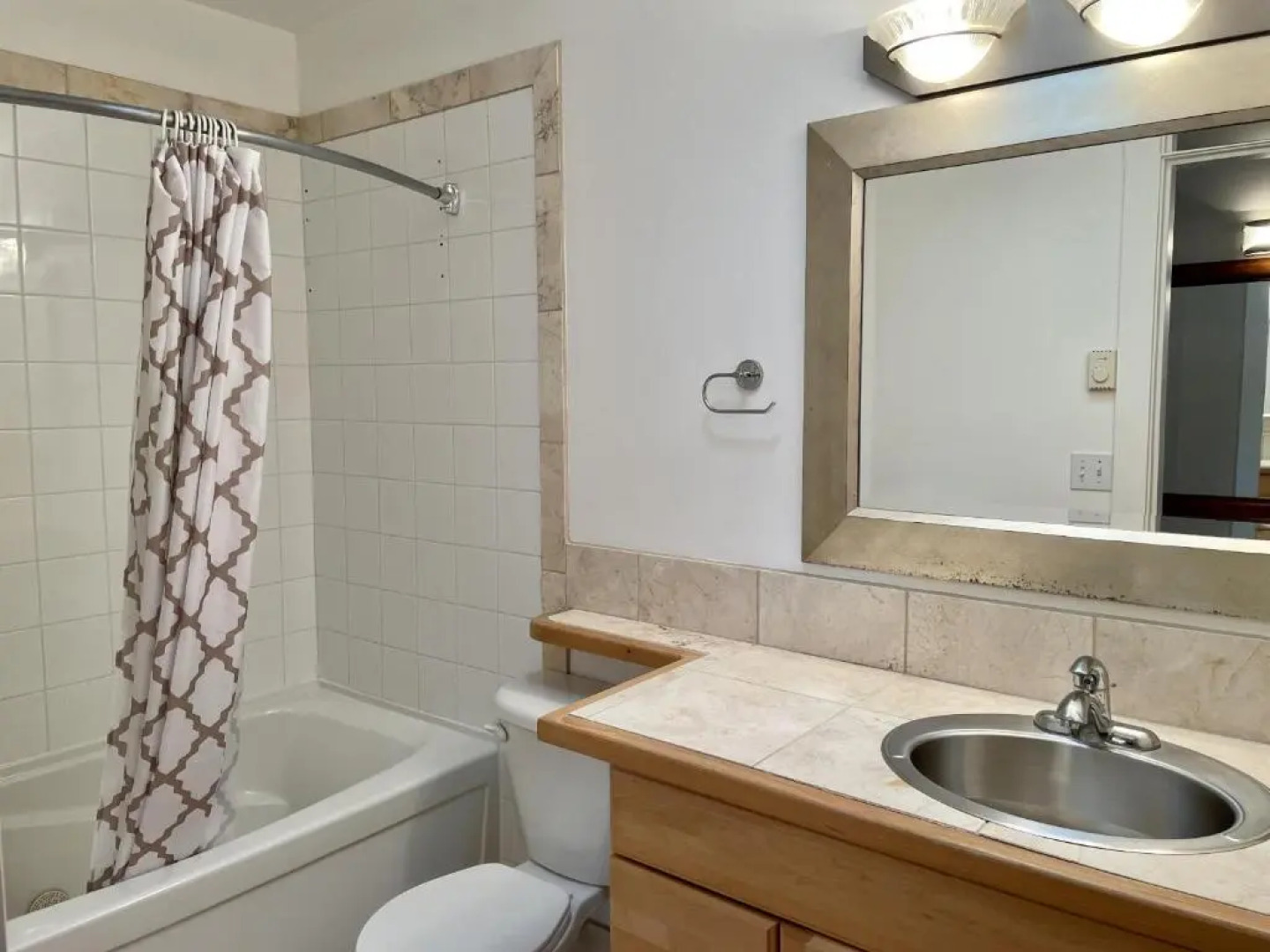 Waterfront 2 bedroom Cottage with Hot Tub!