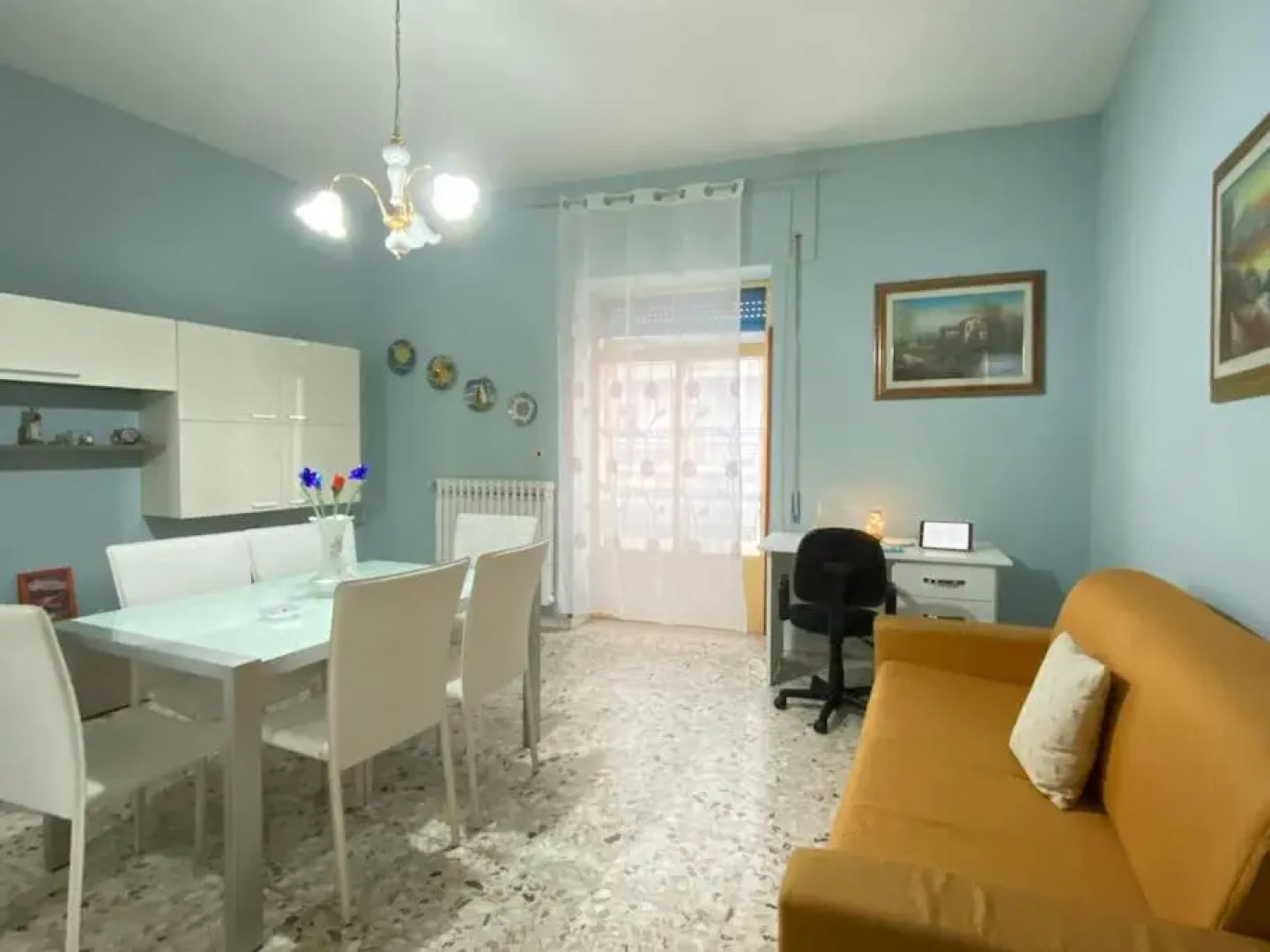 Appartamento con due stanze, bagno e cucina