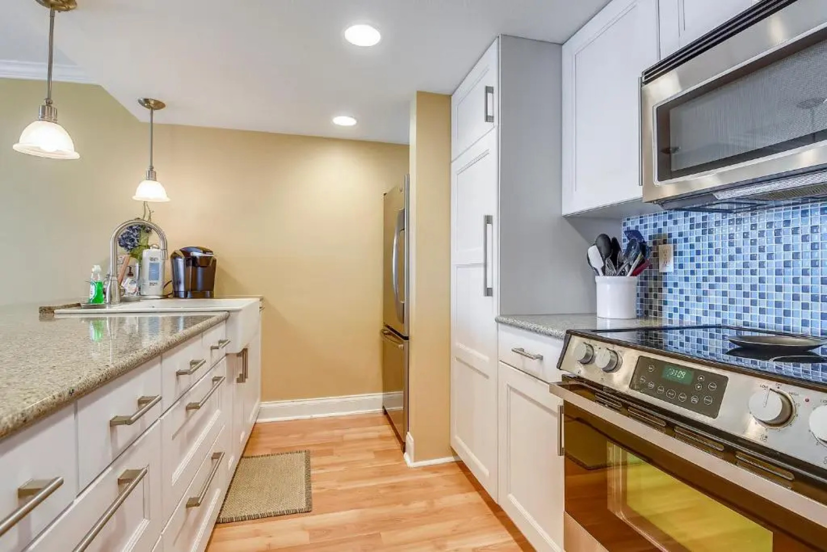 Pat's Paradise - 7030N