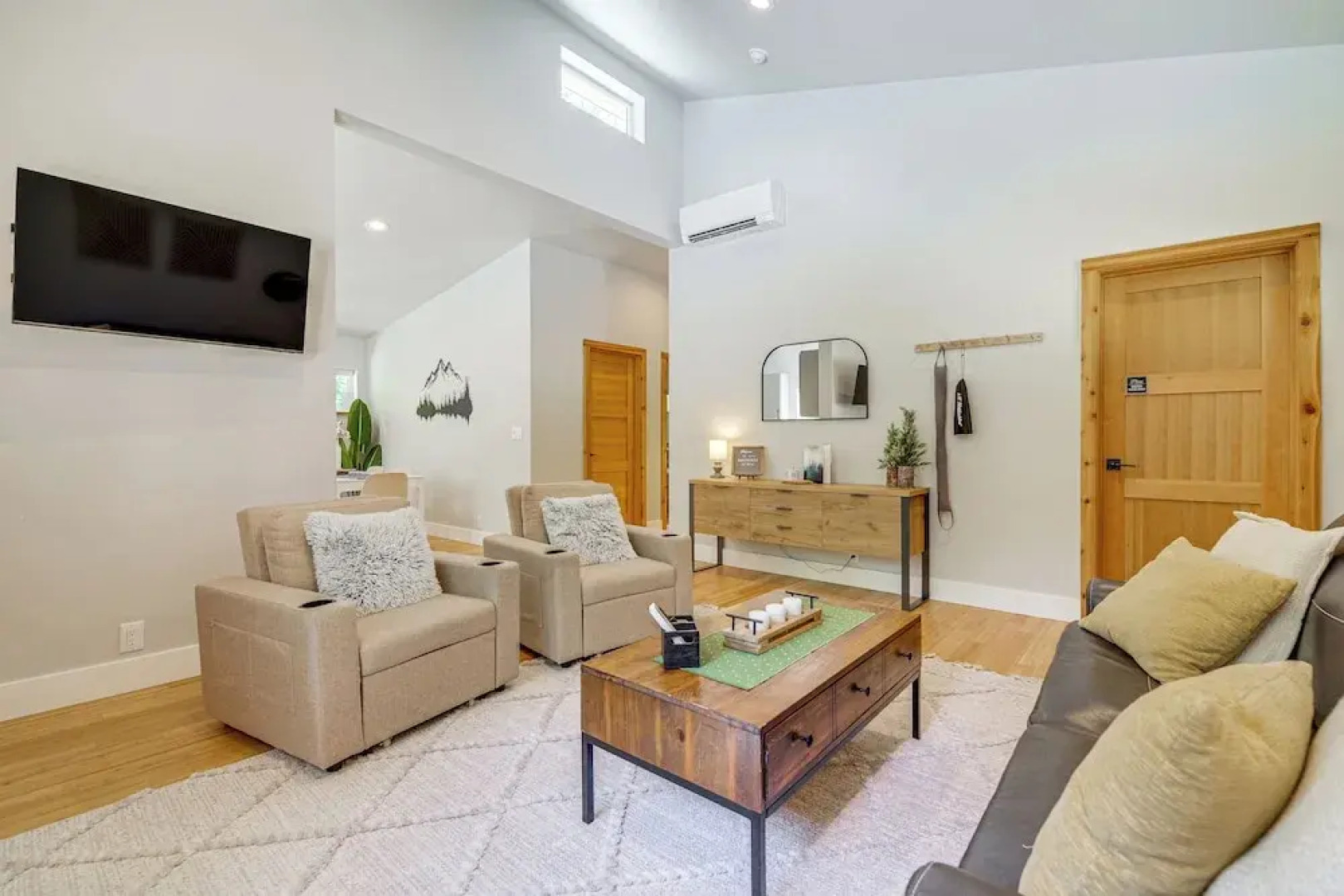 Deck, Hot Tub & Views: Sleek Getaway in Index!