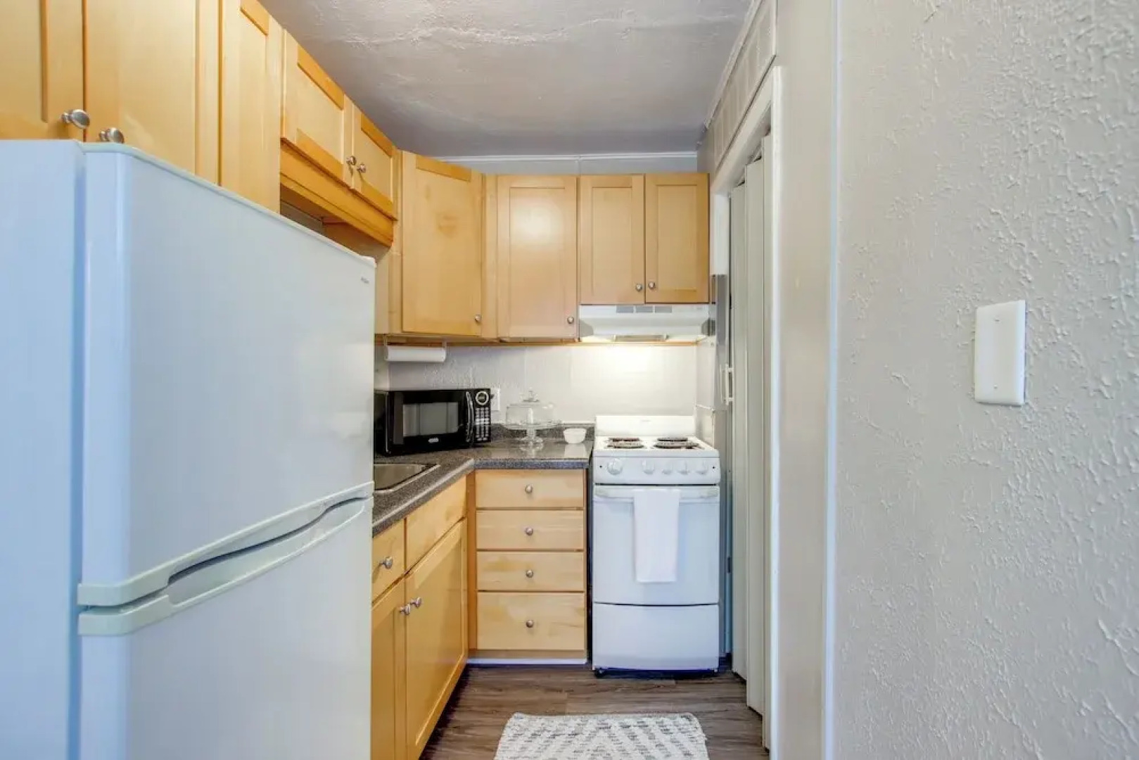 Home Near Kinnick, UI Health & Amish Country