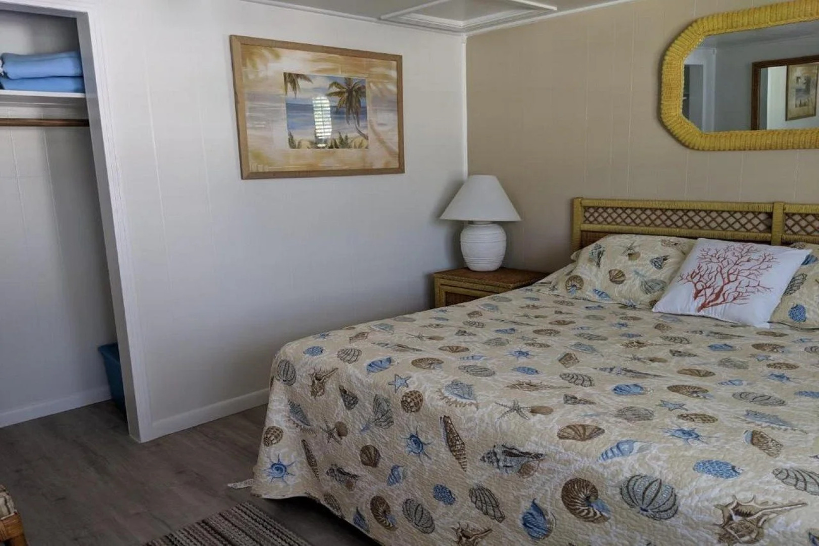 Tropical Winds Beachfront Motel and Cottages