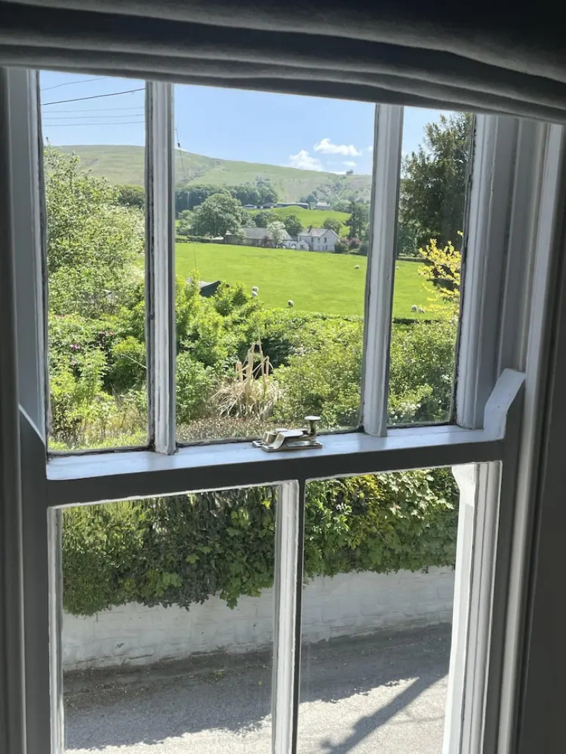 Simple Luxury in Brecon Beacons Village House