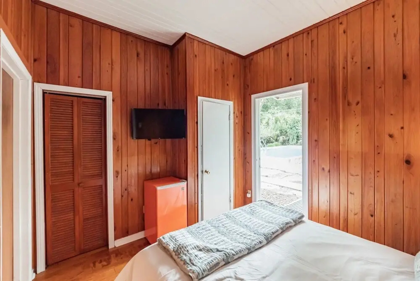 Gainesville 1 Bedroom Apts with Pool, Walk to UF Campus by RedAwning