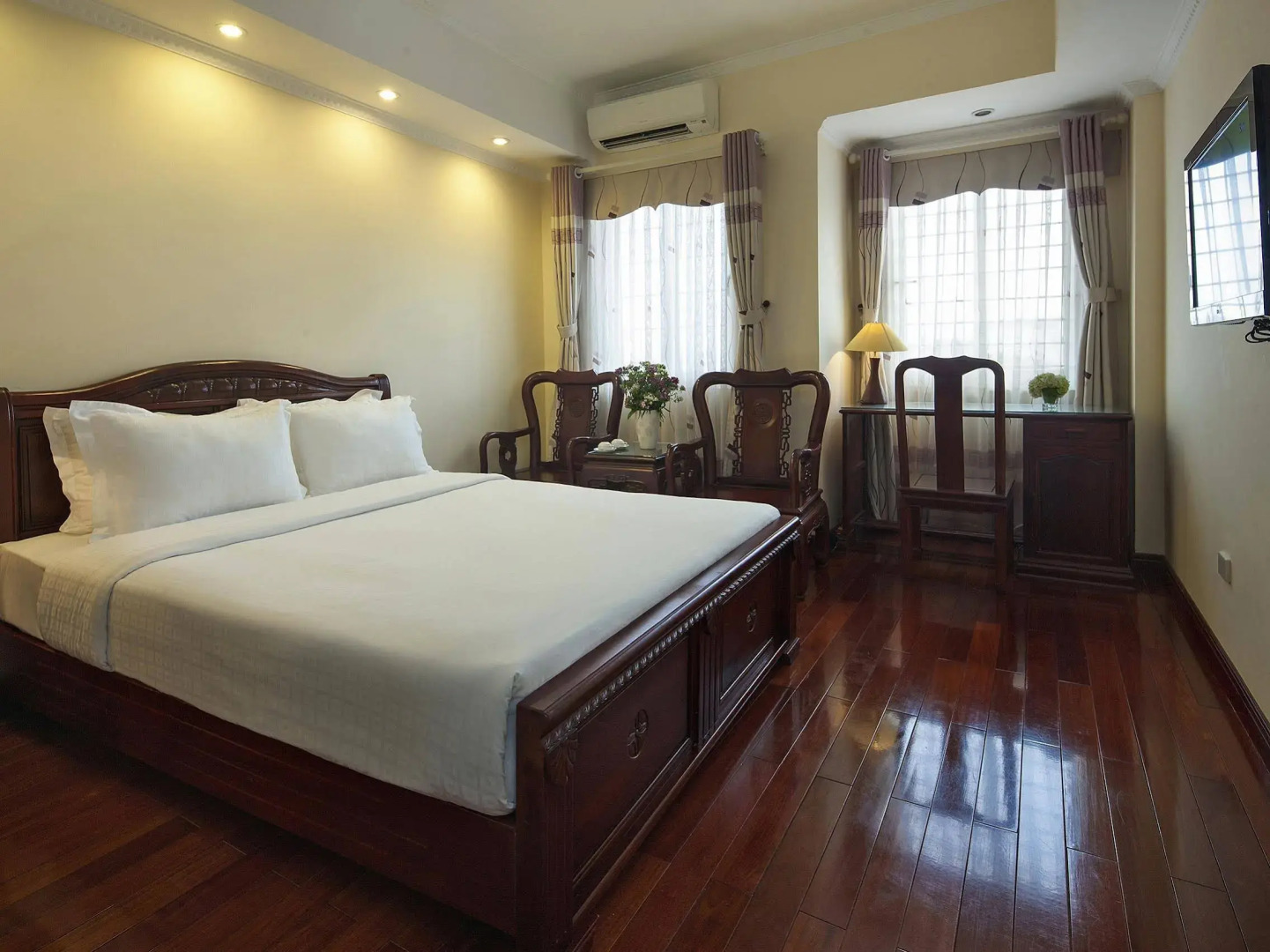 Lucky 3 Hotel & Travel