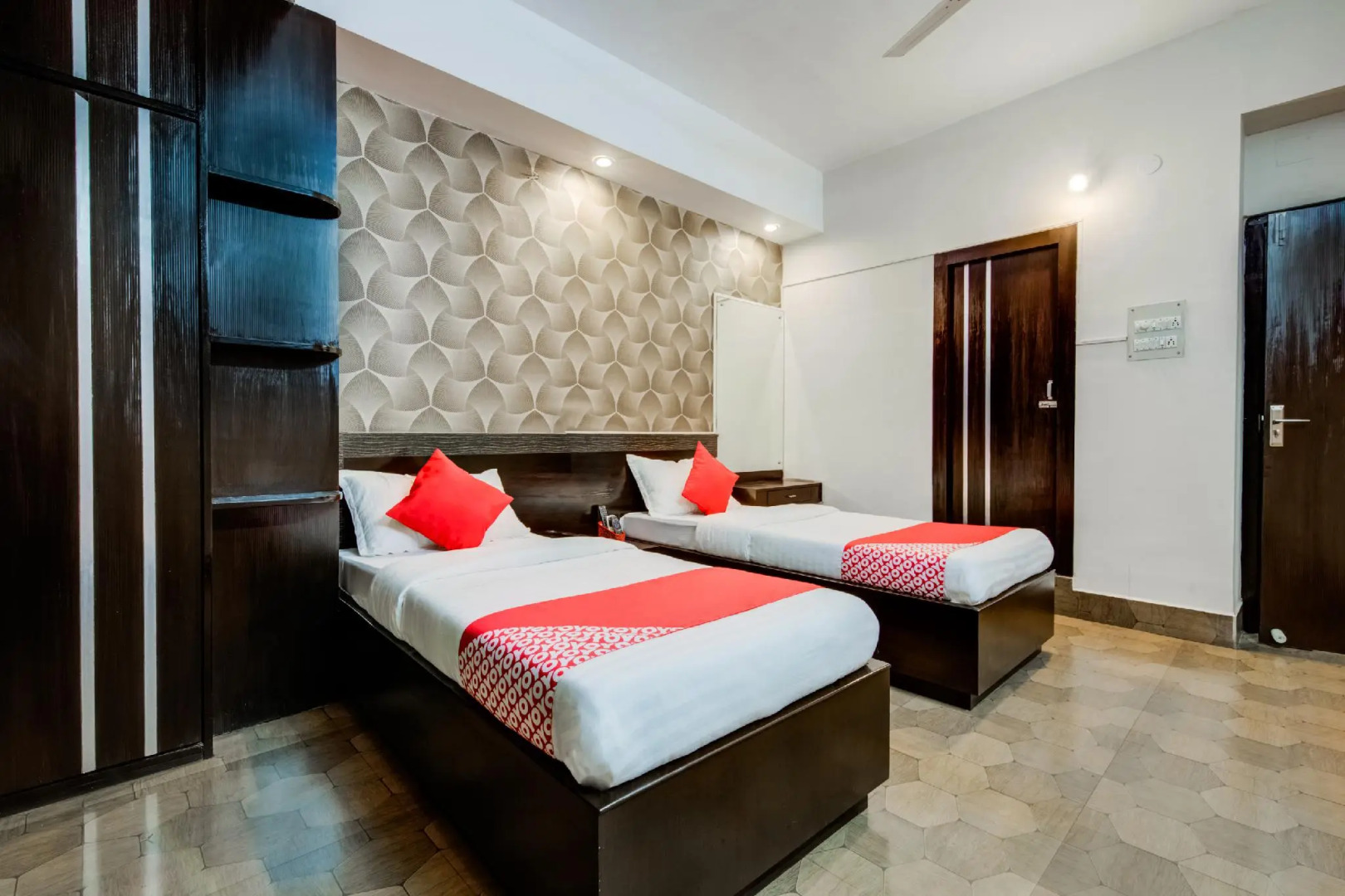 OYO Flagship 14008 Hotel The Avenue