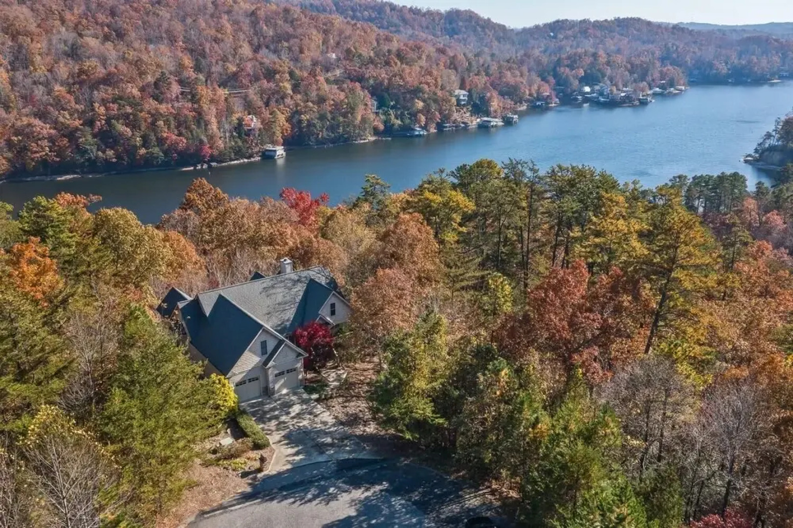 Rumbling Bald Resort Home In Lake Lure - Wifi - Community Beach, Pool, Golf And More 5 Bedroom Home by Sunscape Property Management
