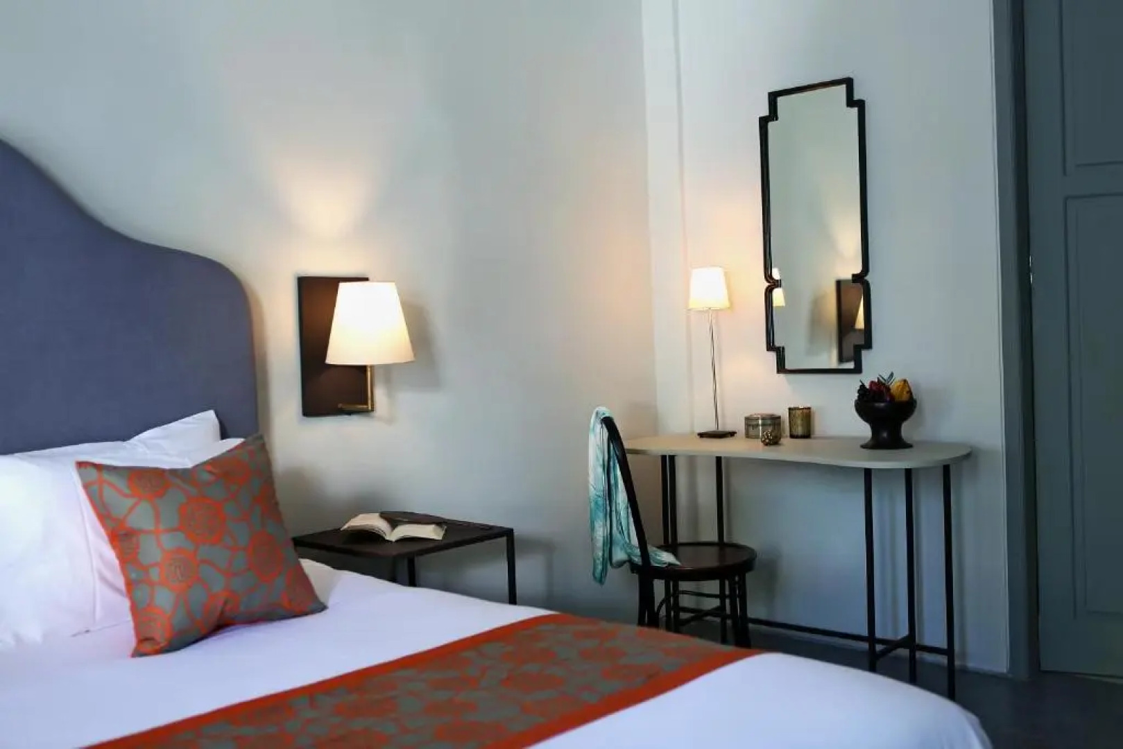 Lovinalife Room & Cafe