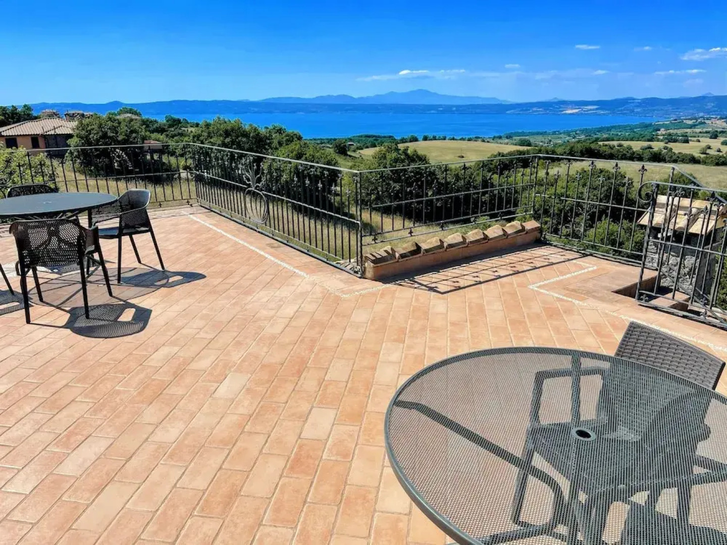 Charming Villa in Umbria - Sleeps 16 - Lake View - Pool, Jacuzzi and Events Room