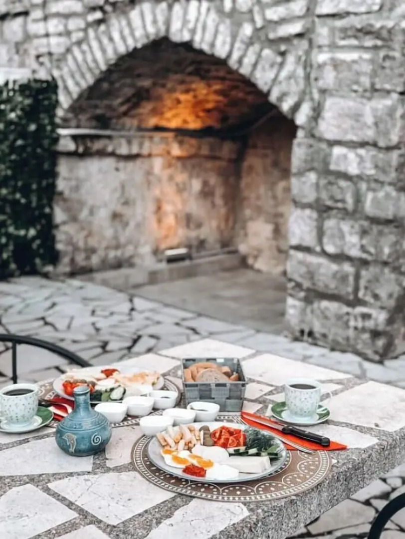 Sereni̇ta Stone House