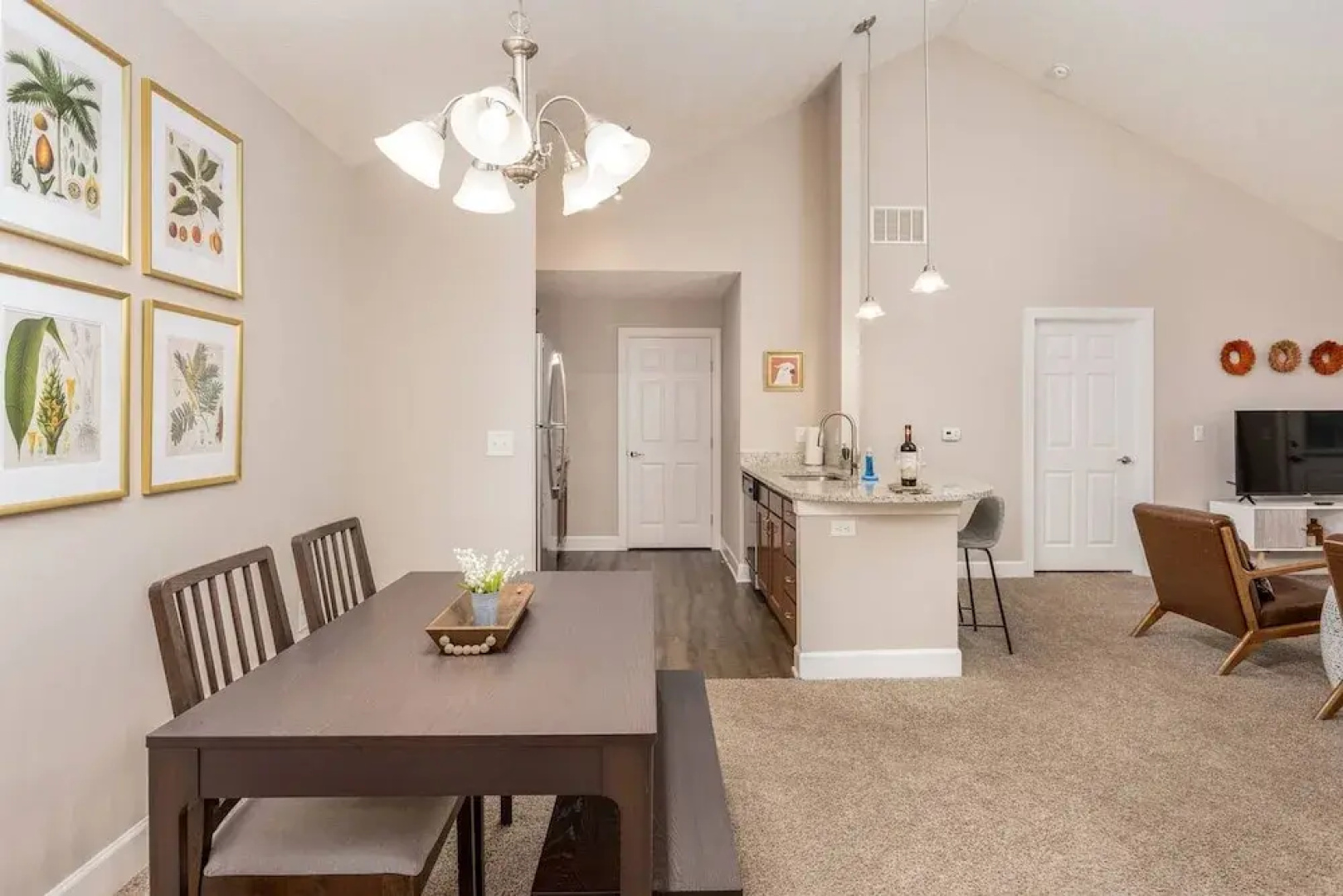 Woodland Penthouse 2BR W D Pool Gym Walkable