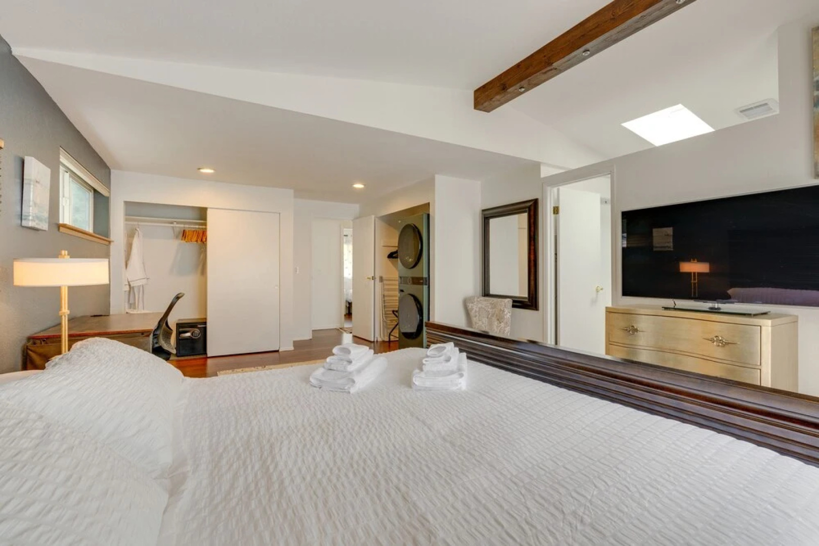 Kenmore Retreat w/ Shared Hot Tub - 1 Mi to Lake!